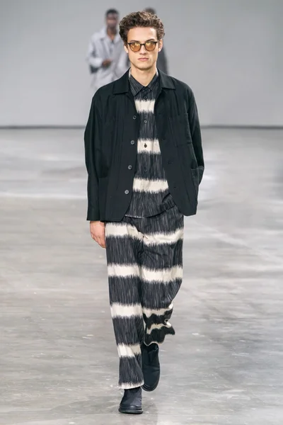 Look 18